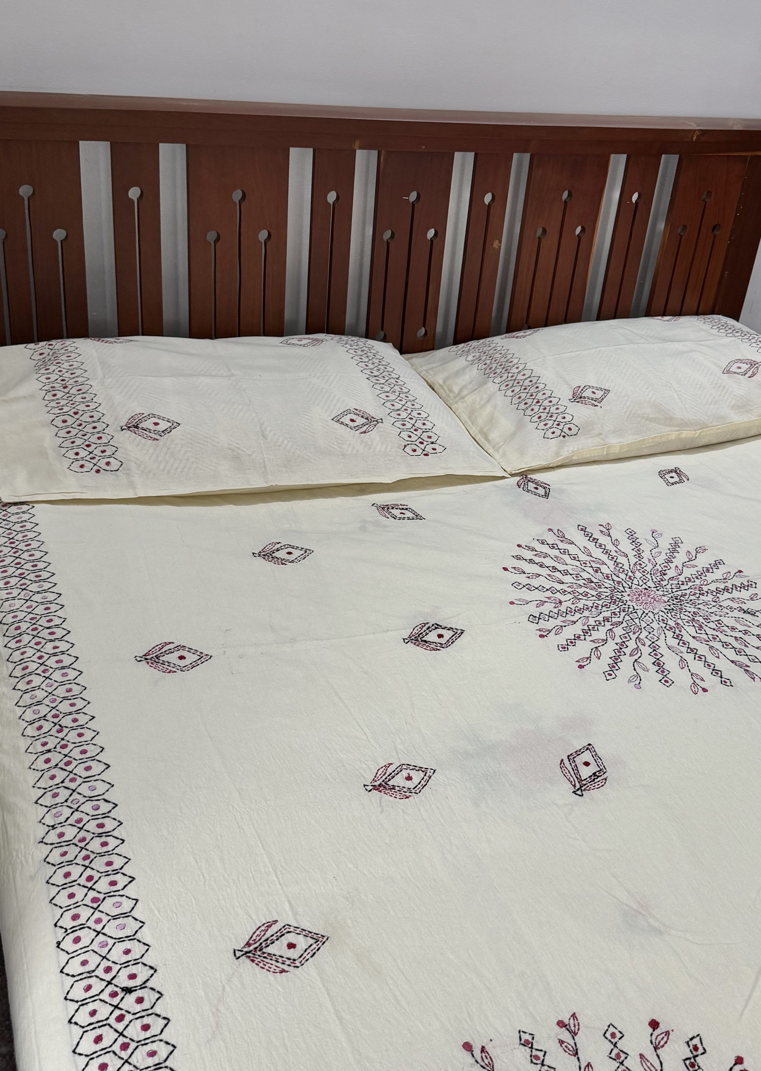 Cream Kantha Work Queen Size Bedsheet - Pure Cotton - 90 x 108 inches
